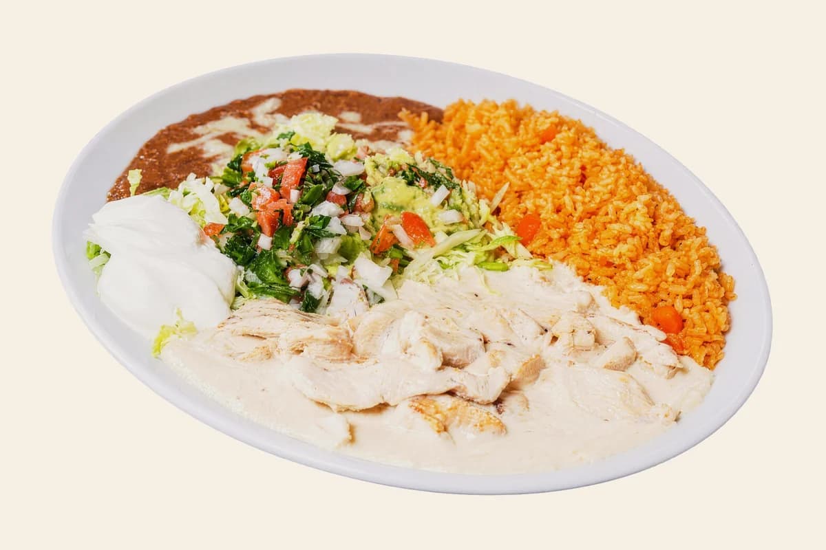 Pollo a la crema: chicken in creamy sauce with Mexican rice, refried beans and pico de gallo